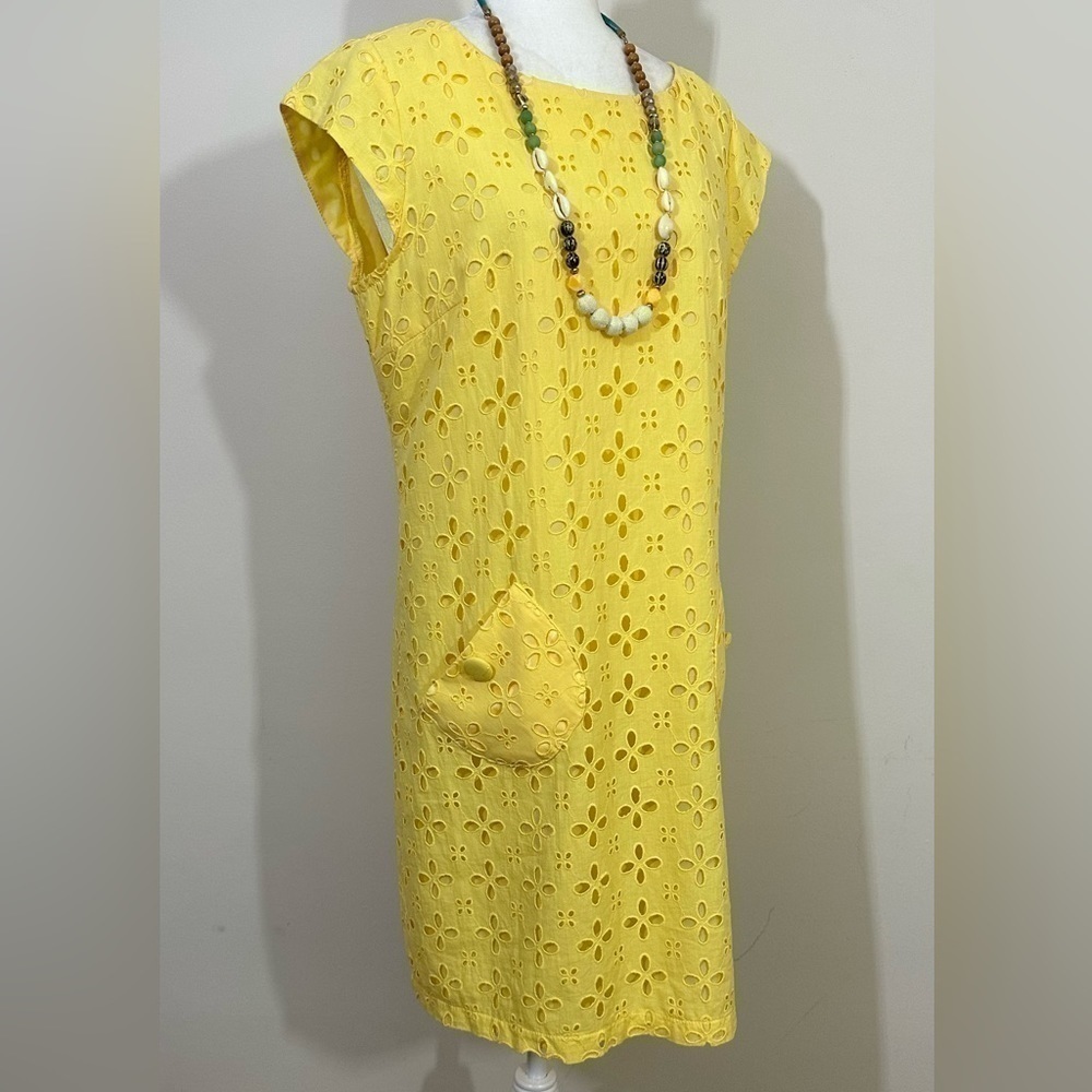 R&K sz 12P dress sheath style in yellow eyelet  Two angled patch pockets.